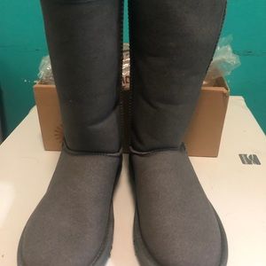 Women or youth size 5 UGG